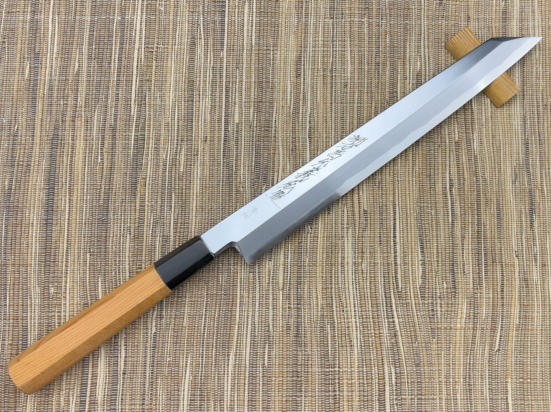 Wave expression yanagi-kirituke blade|郷右馬允義弘 青波打 柳切付270mm 一位八角柄 朴鞘付属
